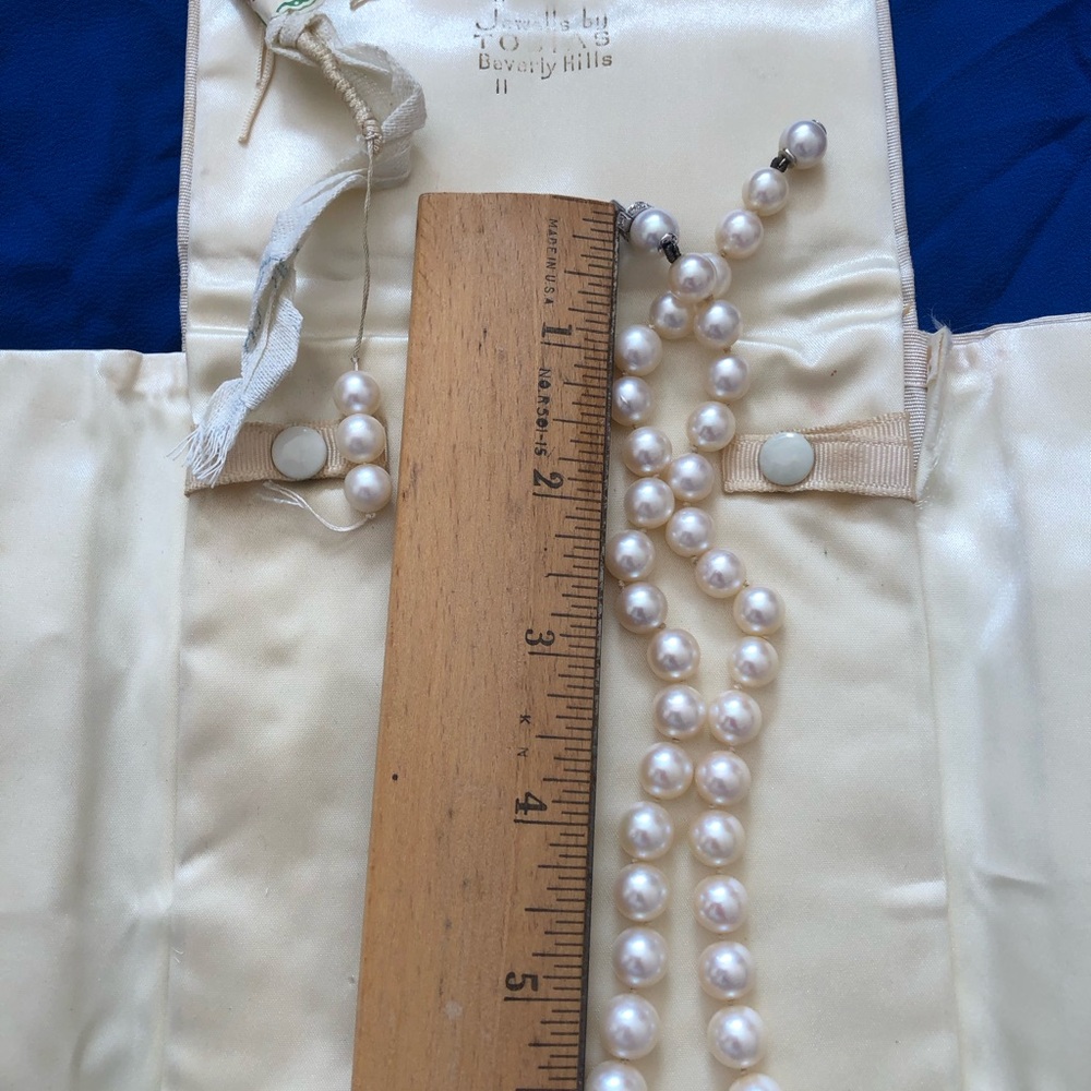 Classic Vintage Cultured Pearl Necklace with Satin Holder - Picture 4 of 5